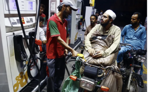 حکومت نے پیٹرولیم مصنوعات کی قیمتوں میں ایک بار پھر اضافہ کردیا۔